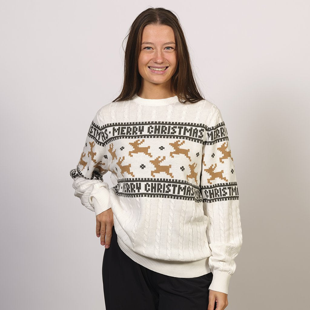 Una donna che indossa un maglione natalizio bianco con le renne.